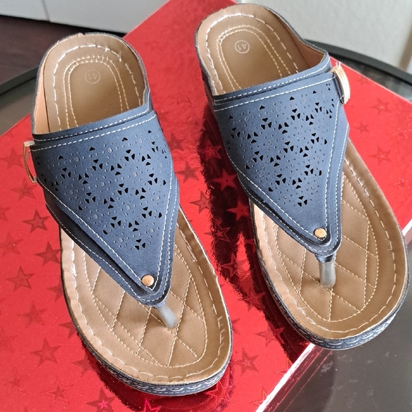 Source Unknown Navy and Tan Sandals - Picture 2 of 8